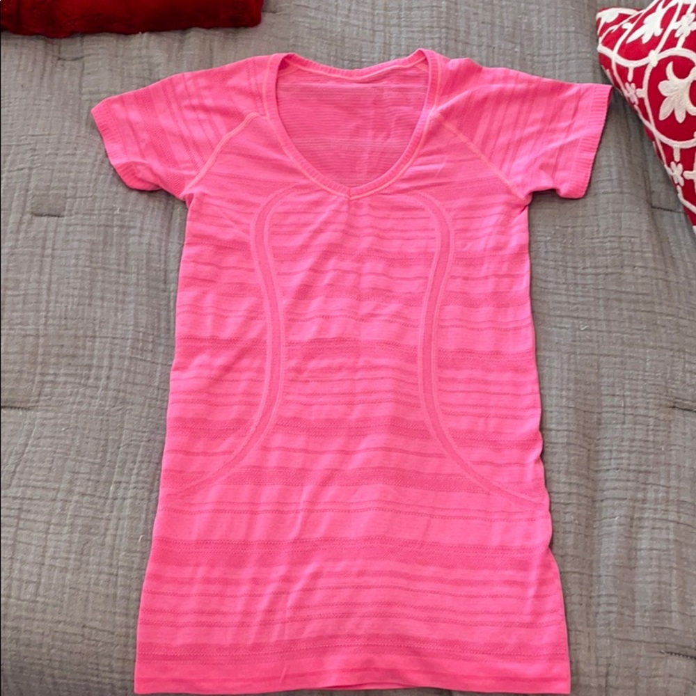 Lululemon hot pink v neck swiftly size 4